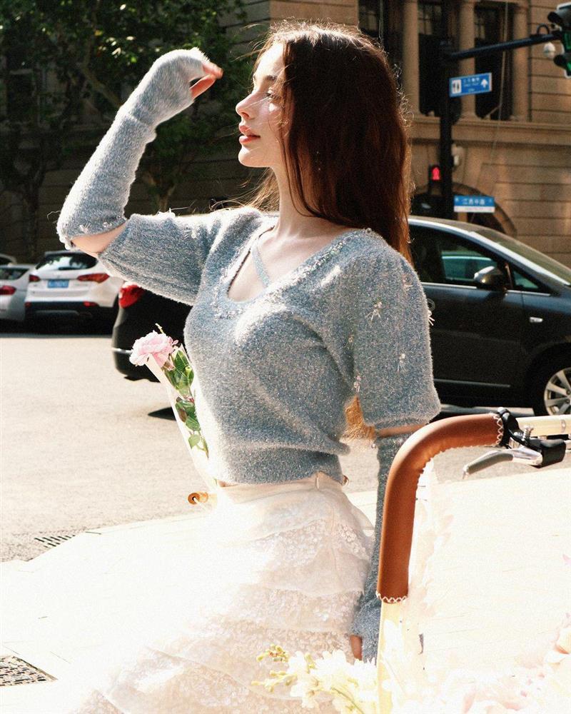 Búp bê Nga đẹp nhất thế giới mặc khoe eo thon, da trắng ở tuổi trưởng thành-3