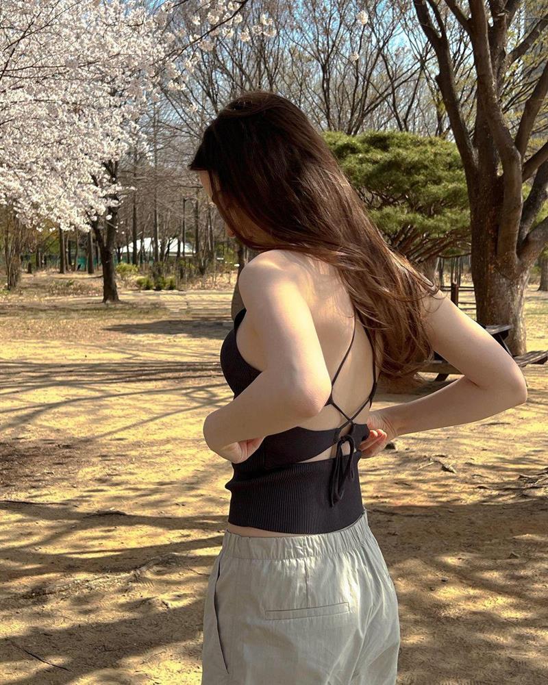 Búp bê Nga đẹp nhất thế giới mặc khoe eo thon, da trắng ở tuổi trưởng thành-5