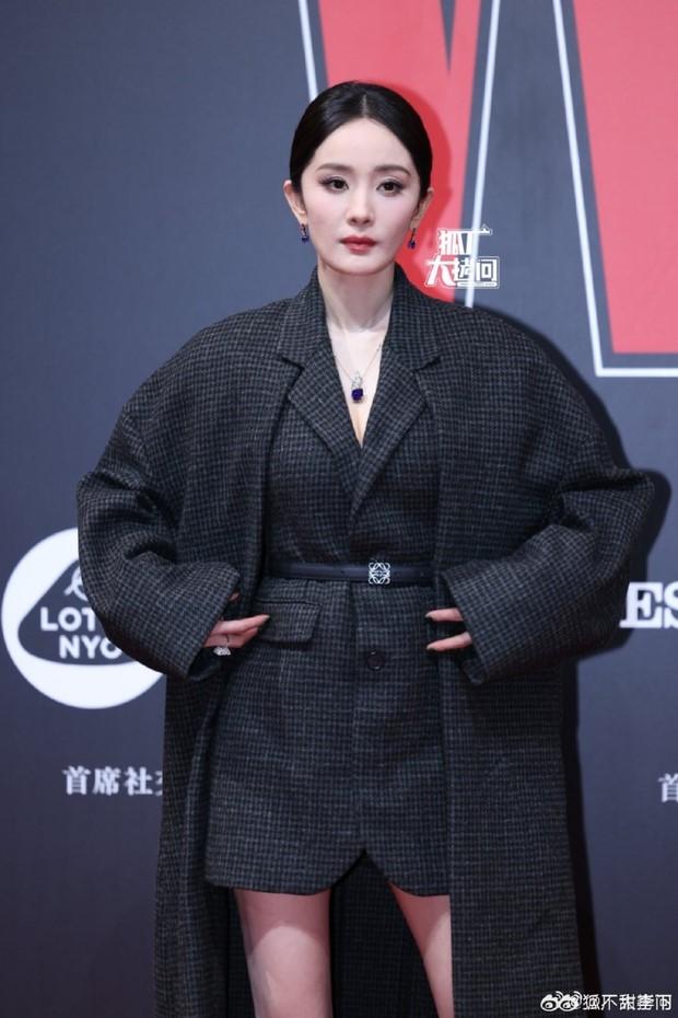 Bóc trần nhan sắc minh tinh Cbiz chưa photoshop: Dương Mịch già hơn chục tuổi, Nhiệt Ba khiến fan không nhận ra-2