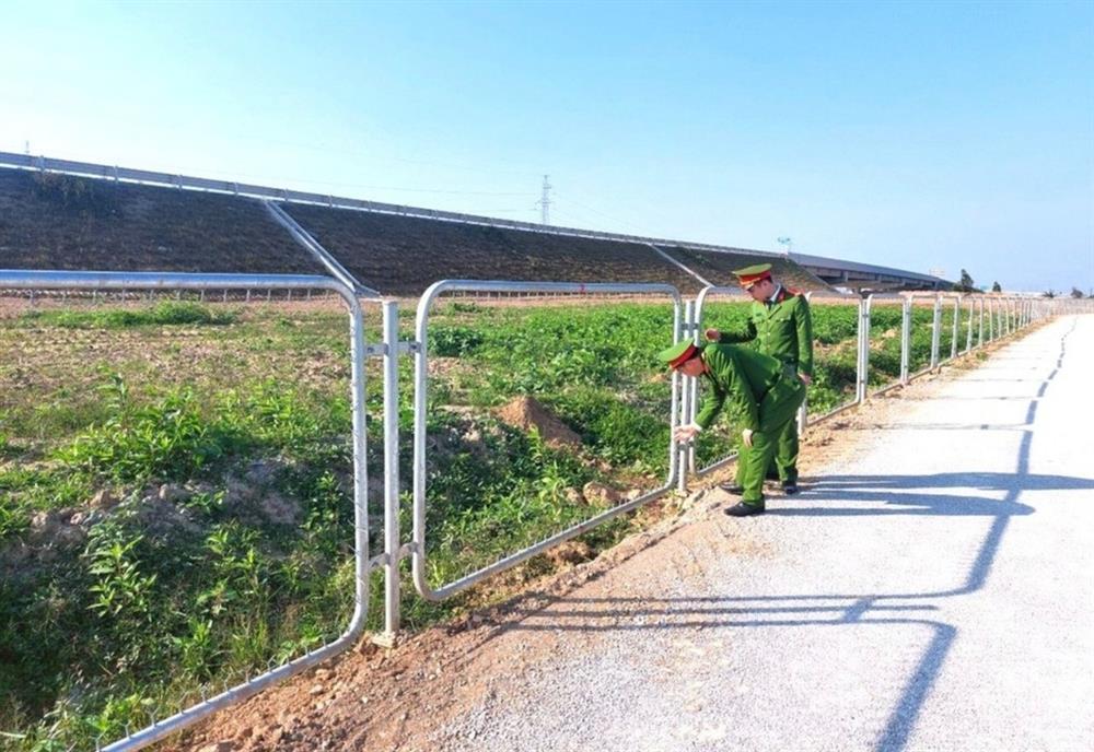 Cắt hàng rào bảo vệ cao tốc Bắc - Nam bán đồng nát-2