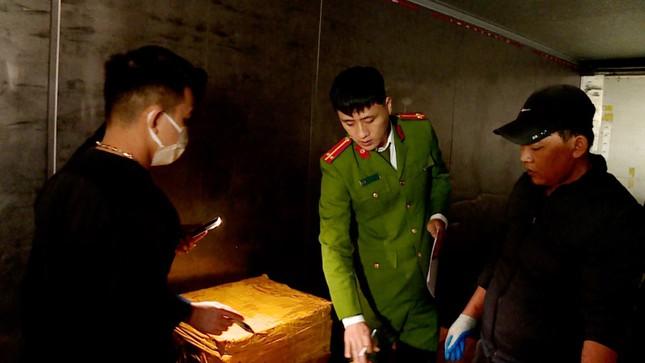 Phát hiện hơn 1 tấn thực phẩm bốc mùi trong kho hàng ở thị trấn Lim-1