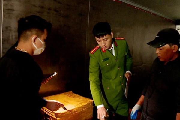 Đột kích kho chứa 1 tấn chân gà rút xương, cá thu khúc bốc mùi thối um-2