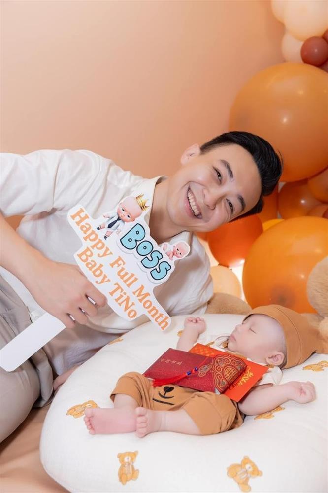 Gia đình Lê Âu Ngân Anh làm đầy tháng cho nhóc tỳ, hé lộ tên thật và tính cách đặc biệt con trai-3