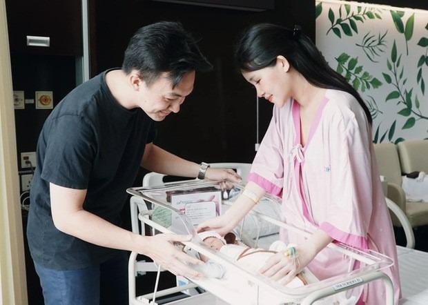 Gia đình Lê Âu Ngân Anh làm đầy tháng cho nhóc tỳ, hé lộ tên thật và tính cách đặc biệt con trai-4