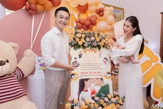 Gia đình Lê Âu Ngân Anh làm đầy tháng cho nhóc tỳ, hé lộ tên thật và tính cách đặc biệt con trai