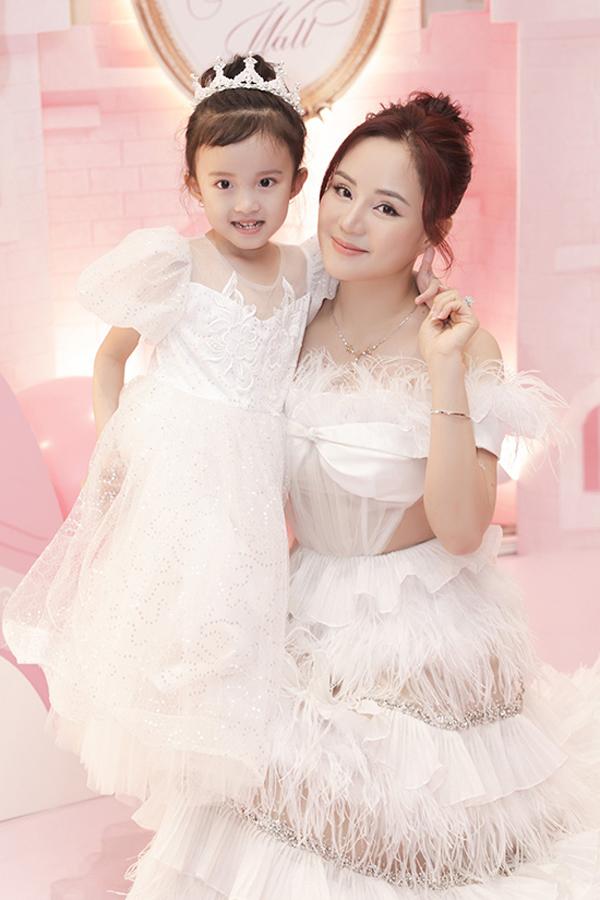 Con gái Vy Oanh 6 tuổi: Xinh xắn, đáng yêu, mê ca hát như mẹ-1