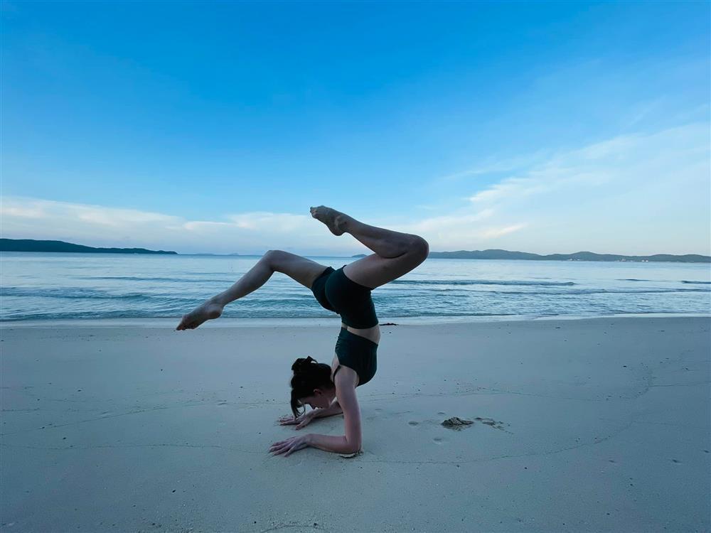 DJ Tây đẹp nhất Hà thành khiến fan phải dụi mắt khi mặc quần mặc như không với áo dài-11