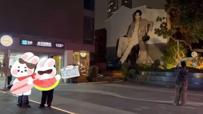 Nam thần Tiêu Chiến xuống phố check-in với biển quảng cáo của chính mình, fan tiếc nuối vì bỏ lỡ cơ hội vàng-1