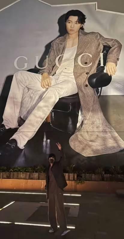 Nam thần Tiêu Chiến xuống phố check-in với biển quảng cáo của chính mình, fan tiếc nuối vì bỏ lỡ cơ hội vàng-2