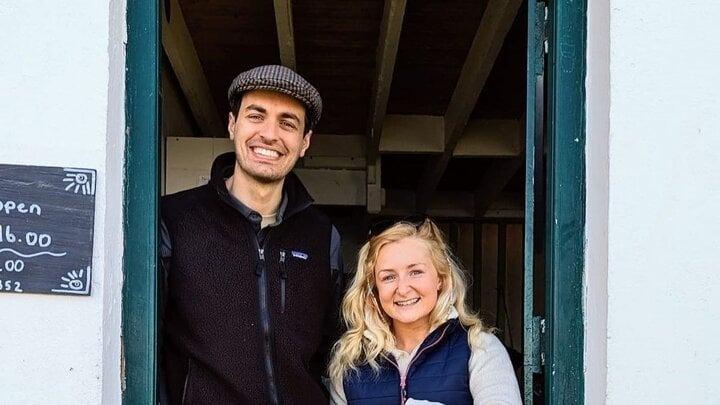 Được trả tiền để sống trên đảo không điện nước, cặp vợ chồng gặp điều kỳ diệu-1