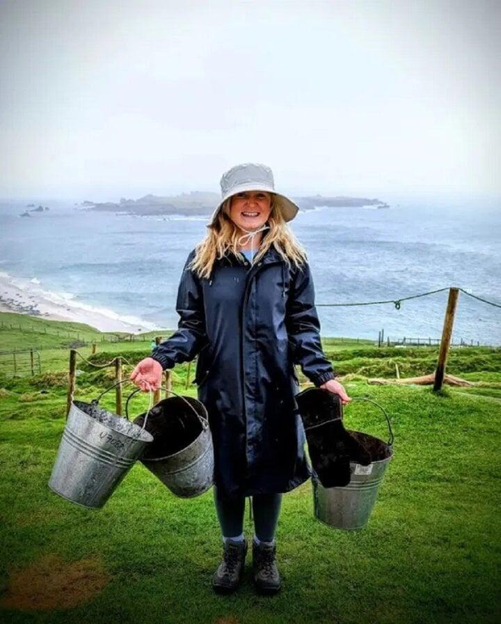 Được trả tiền để sống trên đảo không điện nước, cặp vợ chồng gặp điều kỳ diệu-2