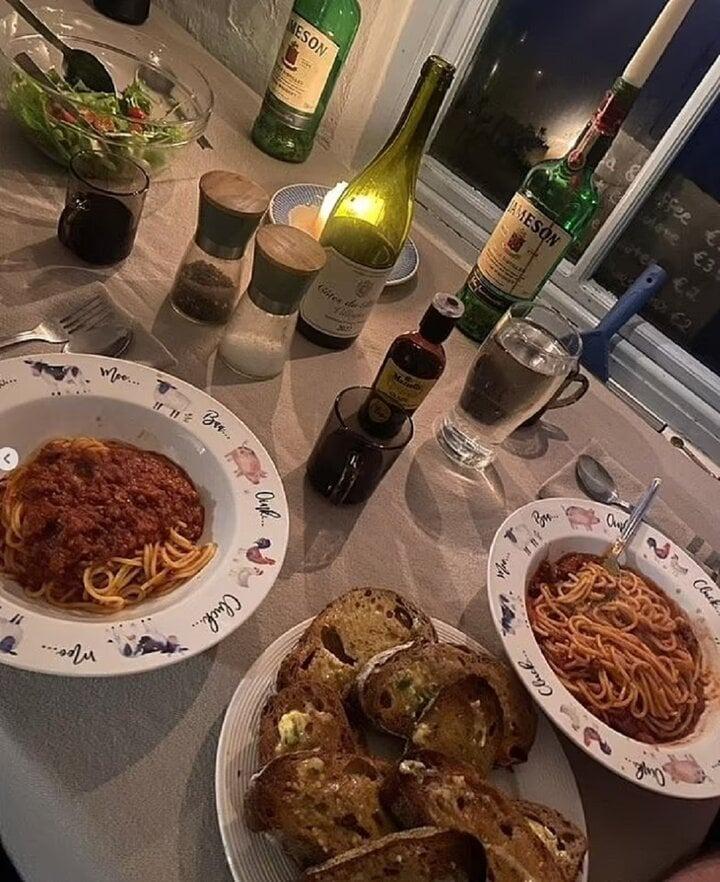 Được trả tiền để sống trên đảo không điện nước, cặp vợ chồng gặp điều kỳ diệu-3