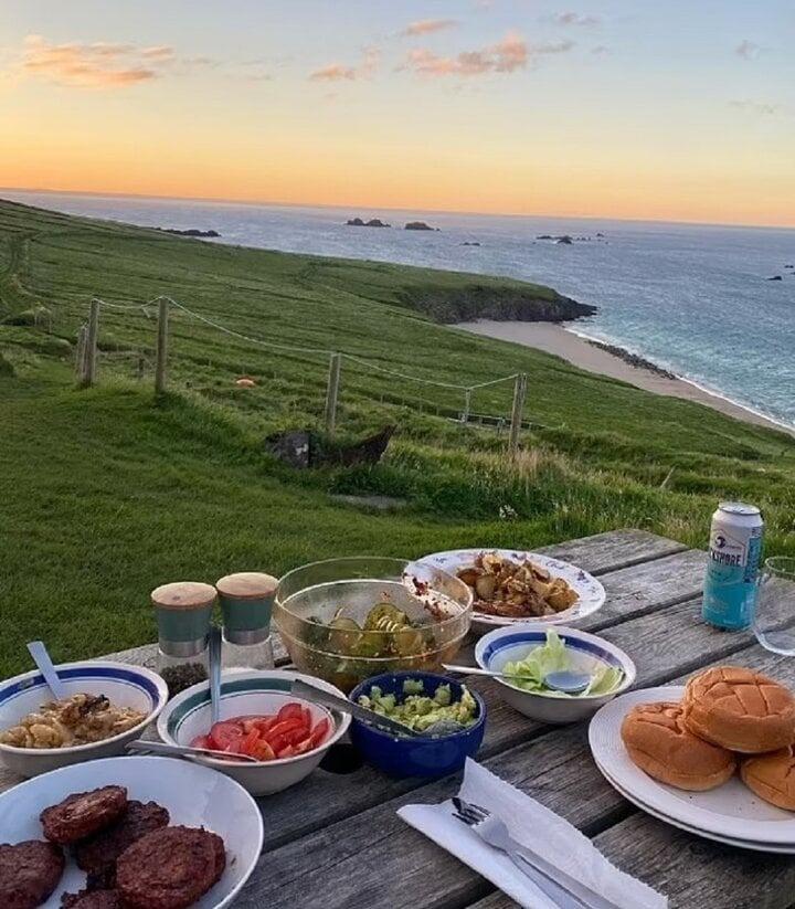 Được trả tiền để sống trên đảo không điện nước, cặp vợ chồng gặp điều kỳ diệu-4