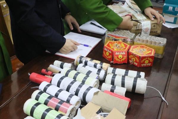 Tạm giữ 2 đối tượng vận chuyển hơn 1 tạ pháo nổ-2