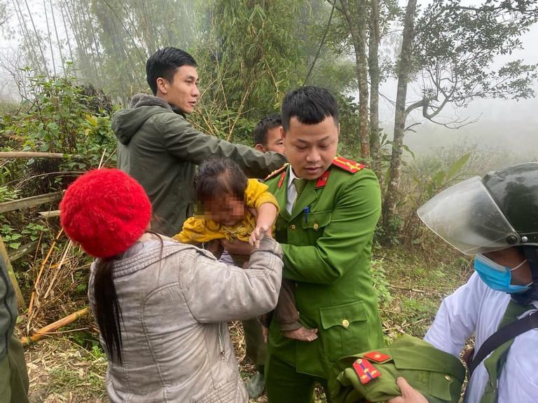Tìm thấy bé gái mất tích khi đang bò trong rừng rậm ở Nghệ An-1