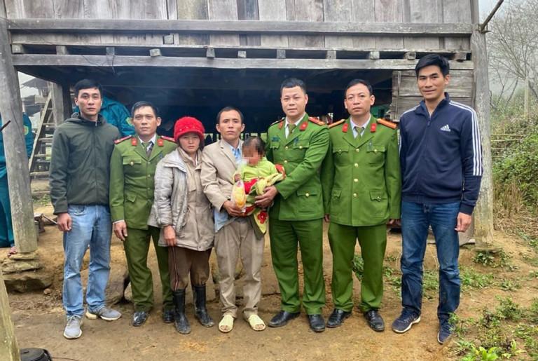 Tìm thấy bé gái mất tích khi đang bò trong rừng rậm ở Nghệ An-2