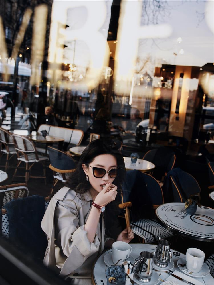Nhan sắc khuynh thành của Lưu Diệc Phi tại trời Tây, chỉ uống cà phê cũng lên hot search-3