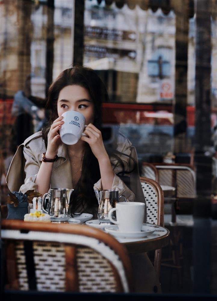 Nhan sắc khuynh thành của Lưu Diệc Phi tại trời Tây, chỉ uống cà phê cũng lên hot search-4