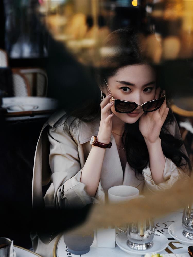 Nhan sắc khuynh thành của Lưu Diệc Phi tại trời Tây, chỉ uống cà phê cũng lên hot search-5