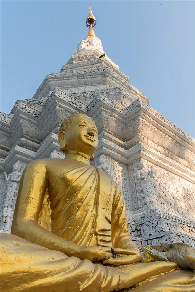 Du khách tới Thái Lan gọi điện thoại khoe đi massage trong chùa có giá rẻ-1