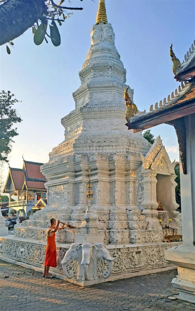 Du khách tới Thái Lan gọi điện thoại khoe đi massage trong chùa có giá rẻ-2