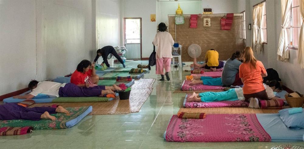 Du khách tới Thái Lan gọi điện thoại khoe đi massage trong chùa có giá rẻ-3
