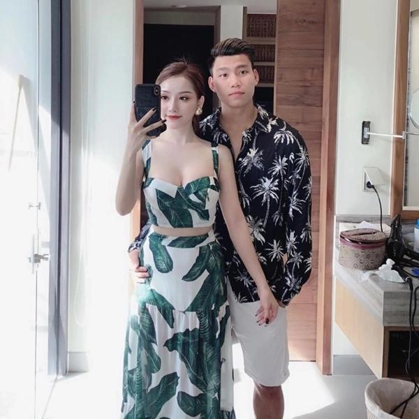 5 cầu thủ Việt có chuyện tình chị em với bạn gái xinh đẹp-6