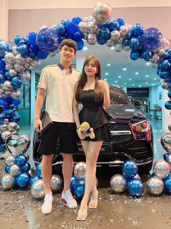 5 cầu thủ Việt có chuyện tình chị em với bạn gái xinh đẹp-10