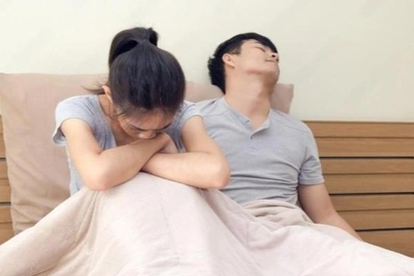 Chồng mỉa mai tên người yêu cũ của tôi suốt 4 năm-1