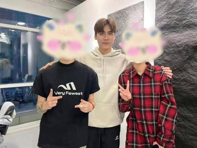 Lý Dịch Phong xuất hiện hiếm hoi hậu bê bối mua dâm, không về quê ở ẩn như lời đồn-1