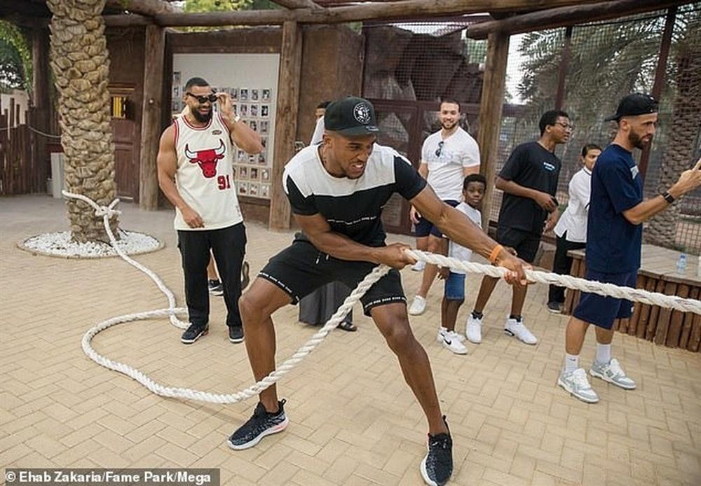 Võ sĩ hạng nặng Anthony Joshua đọ sức với sư tử-1