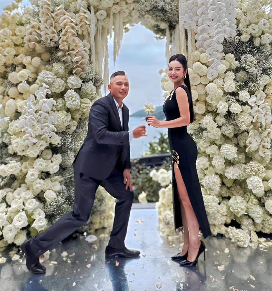 Jennifer Phạm ngày thường kín bưng, đi cạnh ông xã mới tự tin mặc gợi cảm-1