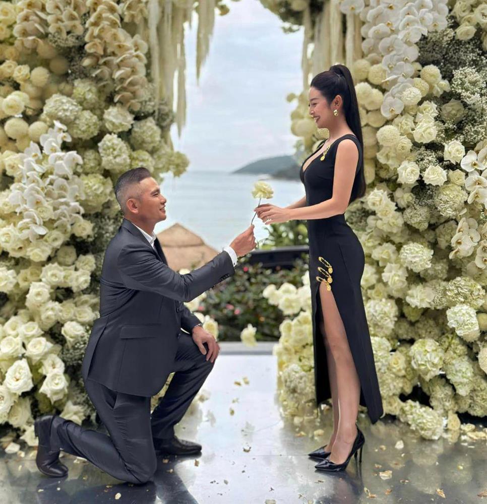 Jennifer Phạm ngày thường kín bưng, đi cạnh ông xã mới tự tin mặc gợi cảm-2