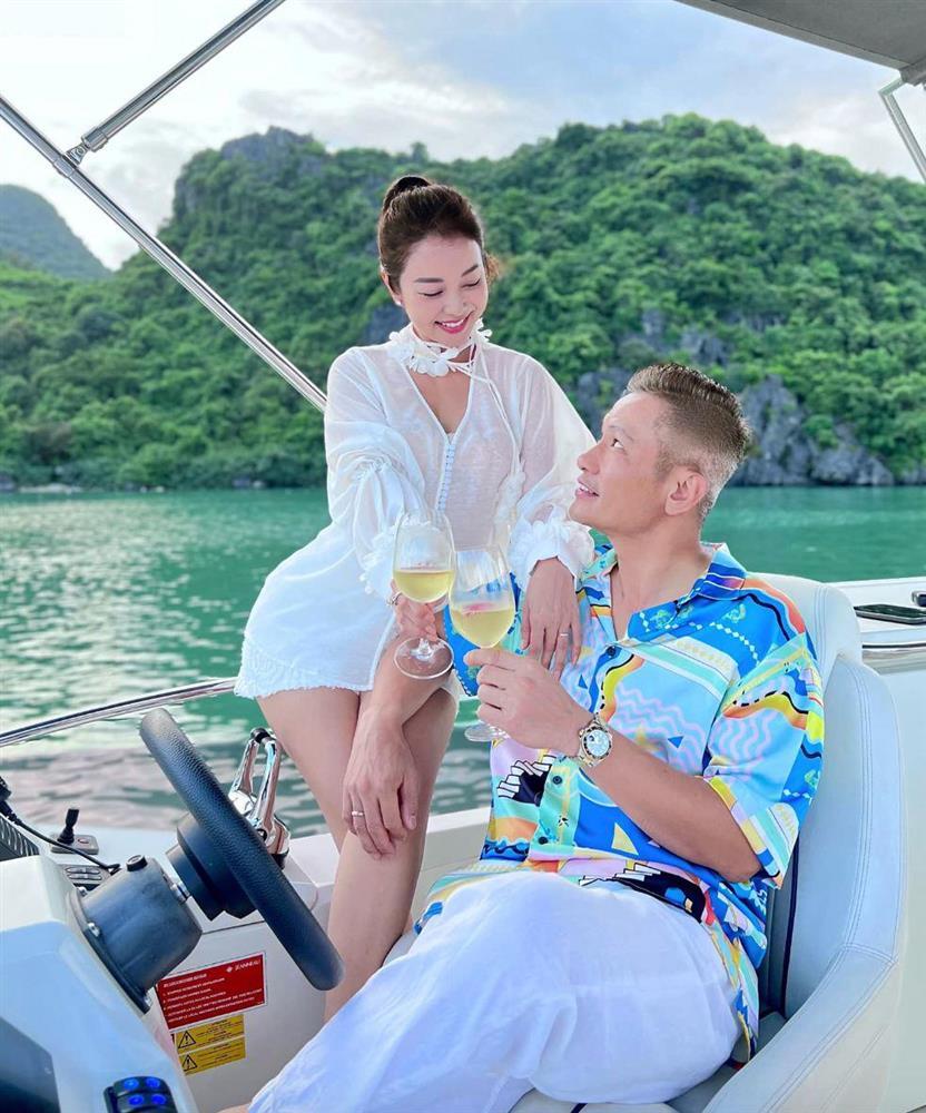 Jennifer Phạm ngày thường kín bưng, đi cạnh ông xã mới tự tin mặc gợi cảm-3