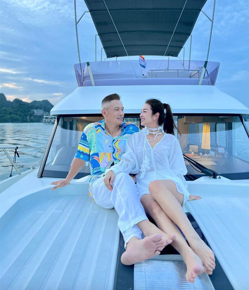 Jennifer Phạm ngày thường kín bưng, đi cạnh ông xã mới tự tin mặc gợi cảm-4