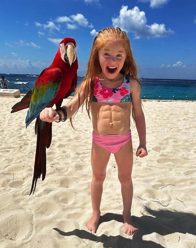 Cô bé 7 tuổi có cơ bắp cuồn cuộn, thống trị tại các cuộc thi Hoa hậu nhí-2