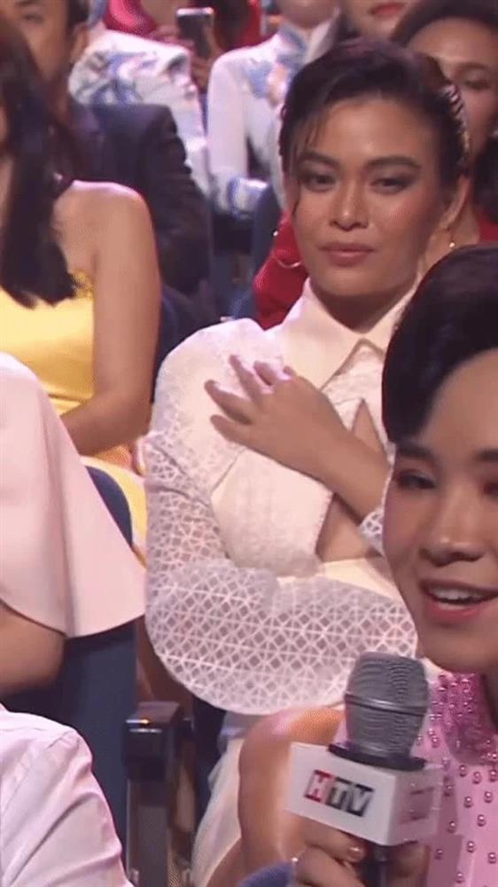 Jun Vũ diện váy thiếu trên hụt dưới, phải vất vả che chắn giữa bao người-7