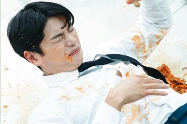 Tranh cãi Park Min Young mặc hở đi làm trong Cô Đi Mà Lấy Chồng Tôi-3