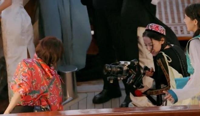 Địch Lệ Nhiệt Ba bị chê giả tạo-1