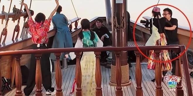 Địch Lệ Nhiệt Ba bị chê giả tạo-2