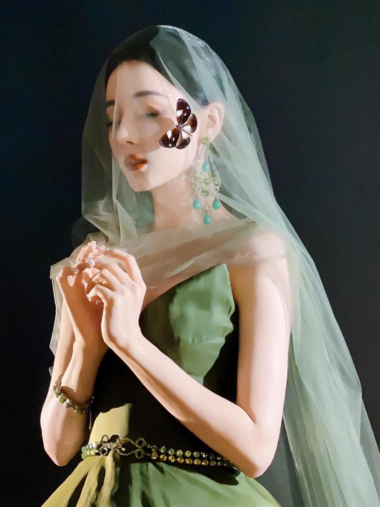 Địch Lệ Nhiệt Ba diện đầm o ép vòng 1 căng đầy, nhưng vẫn bị chê vì điều này-1