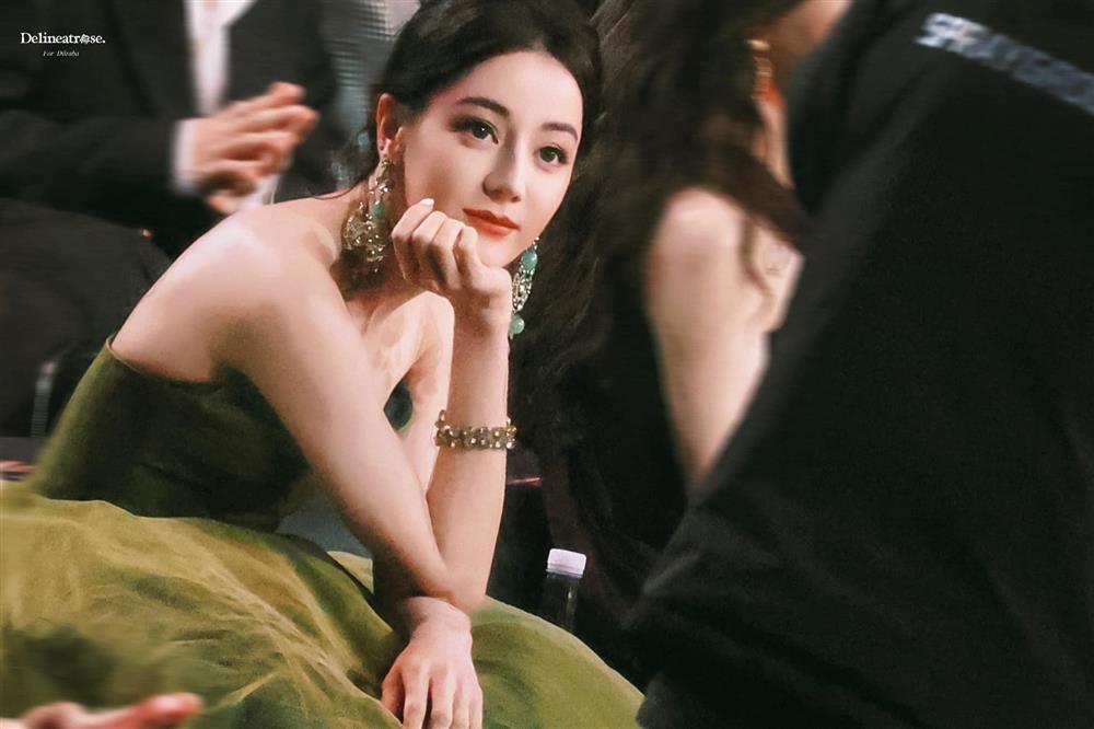 Địch Lệ Nhiệt Ba diện đầm o ép vòng 1 căng đầy, nhưng vẫn bị chê vì điều này-2