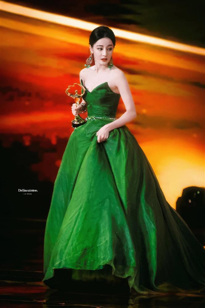 Địch Lệ Nhiệt Ba diện đầm o ép vòng 1 căng đầy, nhưng vẫn bị chê vì điều này-3