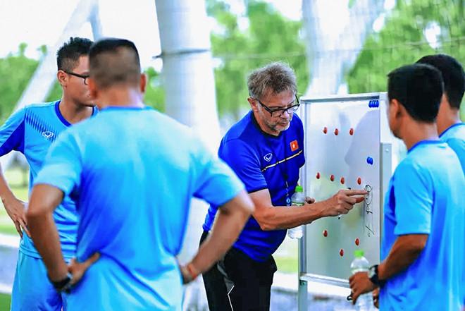 Tuyển Việt Nam đấu Nhật Bản: HLV Troussier chọn đội hình nào?-1