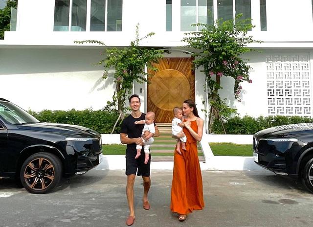 Chồng Hồ Ngọc Hà khoe ảnh tình cảm bên công chúa Lisa, lộ không gian sang xịn trong cơ ngơi 30 tỷ-4