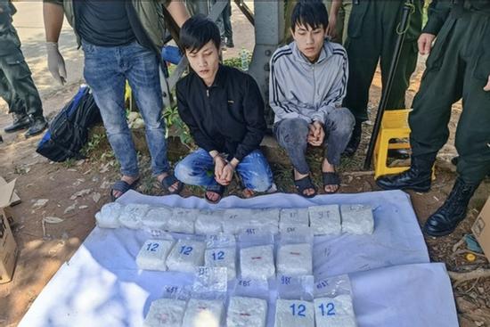 Hai anh em ruột vận chuyển thuê 20 kg ma túy đá vào TP.HCM