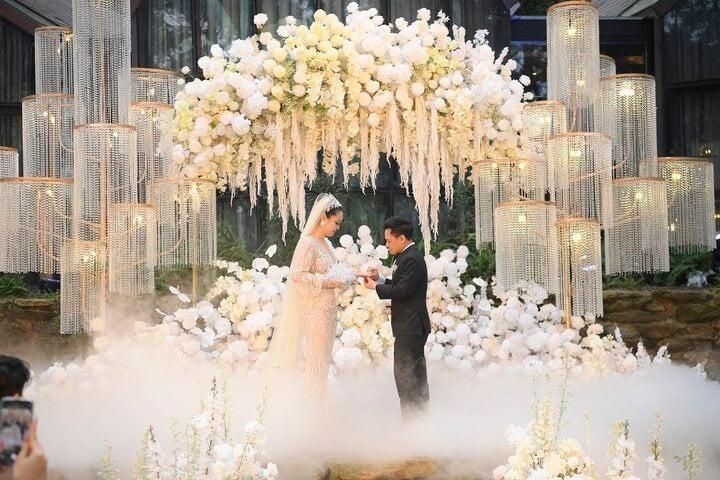 Nhạc sĩ Nguyễn Đức Cường bật khóc trong hôn lễ với ca sĩ Vũ Hạnh Nguyên-7