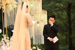 Nhạc sĩ Nguyễn Đức Cường bật khóc trong hôn lễ với ca sĩ Vũ Hạnh Nguyên