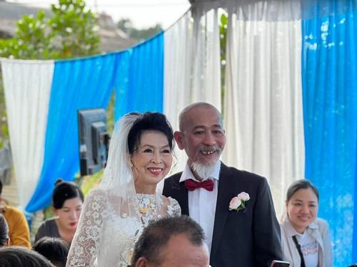 Phát hiện tình đầu 62 tuổi chưa lấy chồng, chú rể U70 từ Mỹ về Việt Nam hỏi cưới-4