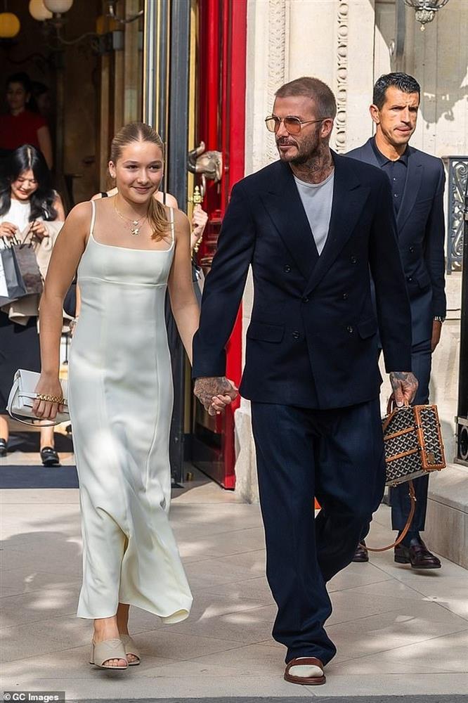 Harper Beckham biết làm điệu, được mẹ thiết kế váy đắt tiền đi dự sự kiện-2